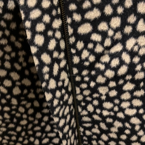 Ann Taylor LOFT zip up coat with snaps near the neck. EUC! Size Large. - Picture 4 of 8